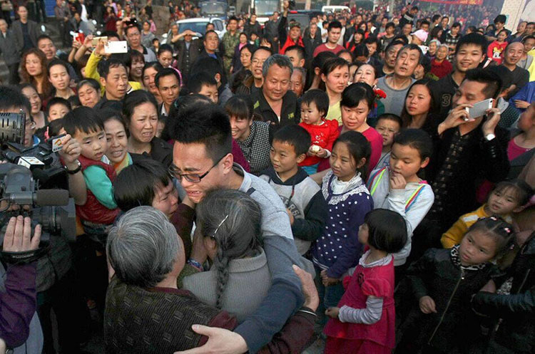 重庆4岁男孩被拐 26年后母子终团聚感动全村 